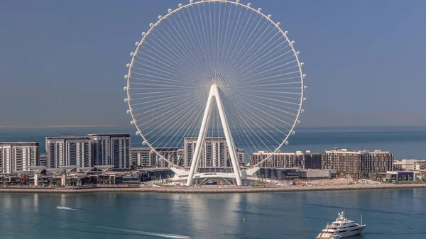 蓝水岛 具有现代建筑和摩天轮的空中飞行时间 游艇一大早就靠岸了 迪拜码头和Jbr地区附近新的休闲和住宅区 — 图库照片