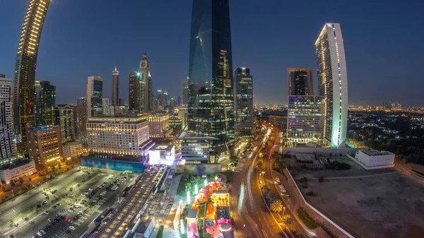迪拜国际金融区的全景从白昼到黑夜都在流逝 日落后商务大楼的空中景观 市区附近设有酒店和购物中心的摩天大楼 — 图库照片
