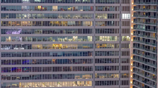 Fenster Von Bürogebäuden Wechseln Tag Und Nacht Das Licht Aus — Stockfoto