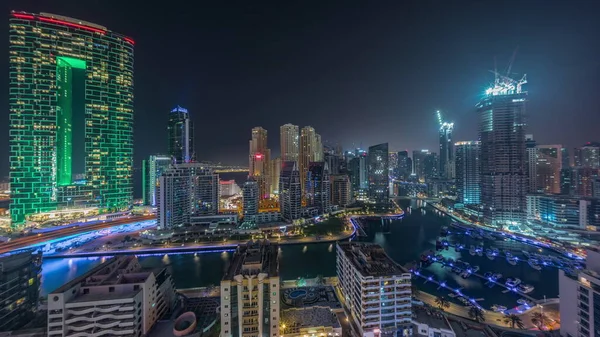 迪拜的滨海全景 停靠在港口的船只和照明摩天大楼周围运河空中时间通宵 Jbr区的塔楼背景图 灯关闭 — 图库照片