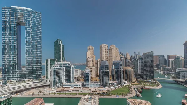 Dubai Marina Panorama Com Vários Barcos Iates Estacionados Porto Arranha — Fotografia de Stock