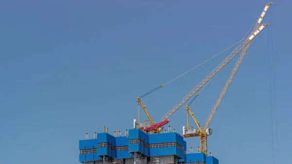 Γερανοί Που Δουλεύουν Μεγάλα Εργοτάξια Του Νέου Ουρανοξύστη Timelapse Ενάντια — Φωτογραφία Αρχείου