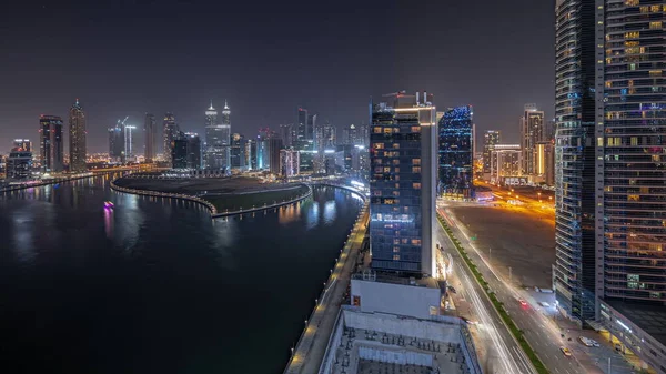 迪拜商业湾摩天大楼全景全景 水渠通宵掠过 现代天际线与照明塔和海滨 国际商务中心 — 图库照片