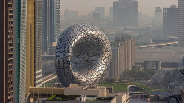 未来博物馆展示了太阳升起时带着标志性圆环的太空飞行时间 构成阿拉伯诗歌的不锈钢和窗户的立面 — 图库照片