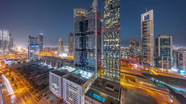 迪拜国际金融区的空中全景 日落时分 许多摩天大楼从天而降 灯火通明 停车场附近的一个公路交叉口的交通情况 阿联酋 — 图库照片