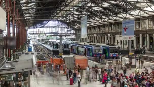 列車とパリの人々を急いで鉄道駅のタイムラプス 上からの眺め パリのリヨンへの出発 フランス — ストック動画
