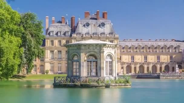 皇家狩猎城堡枫丹白露时间飞逝 倒映在池塘的水中 枫丹白露宫 法国最大的皇家城堡之一 — 图库视频影像