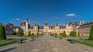 Kraliyet av kalesi Fontainbleau zaman ayarlı hiperhız girişi. İlerliyorum. Fontainebleau Sarayı - Fransa 'nın en büyük kraliyet şatolarından biri, UNESCO Dünya Mirası Bölgesi.