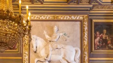 Fransa 'nın Fontainebleau şehrinde Fransız kralların ve imparator Napoleon' un vatanı olan Chateau de Fontainebleau zamanının mimari detayları. Kemerli oda