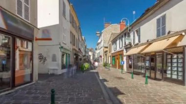 Fransa 'da Fontainebleau' nun eski caddesinde yürüyorum. Tarihi binalarla birlikte. Fontainebleau Fransa 'nın başkenti Paris' te bir komün..