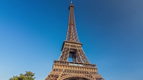 Torre Eiffel Con Luz Cálida Durante Puesta Del Sol Hiperlapso — Vídeos de Stock