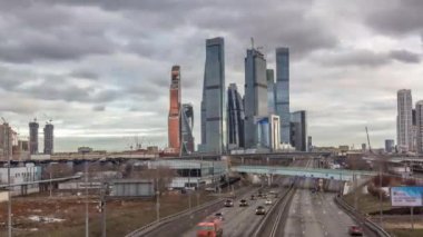 Moskova 'daki iş merkezi gökdelenler ofis binaları ve lüks daireler zaman atlaması. Otoyolda trafik vardı. Panorama kuleleri vardı. Modern Avrupa mimarisi