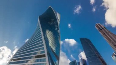 Moskova 'daki iş merkezi gökdelenler ofis binaları ve lüks daireler zaman atlaması manzaraya bakıyor. Moskova şehir kuleleri panorama. Modern Avrupa mimarisi