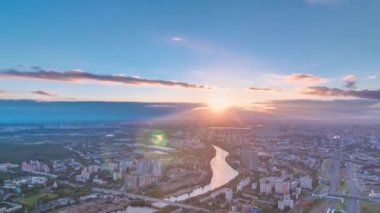 Moskova 'nın günbatımı panoramik zaman çizelgesinin hava üstü görüntüsü. Moskova 'nın iş merkezindeki gözlem platformundan şehir manzarası. Moskova nehri ve yaz günü yollarda trafik