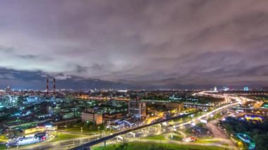 Moskova zaman çizelgesi panorama, üçüncü taşıma halkasının gece hava görüntüsü ve Moscows halkalarının merkezi kısmı, trafik, çatıdan gelen araba ışıkları.