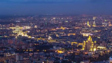 Günbatımından sonra Moskova 'nın hava görüntüsü. Moskova 'nın iş merkezindeki gözlem platformundan panorama. Aydınlatılmış Stalin gökdelenleri ve yol trafiği