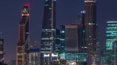 Moskova Uluslararası Ticaret Merkezi Moskova Şehri 'nin zaman çizelgesi. Şehir manzarası Metropolis gecesi birçok gökdelen, çatısı manzaralı.