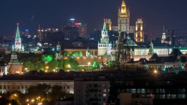Moskova zaman çizelgesini kapat Kremlin kulelerini, devlet mağazasını, Stalin gökdelenini, geceleri konut binasını. Çatıdan aydınlatılmış şehir.