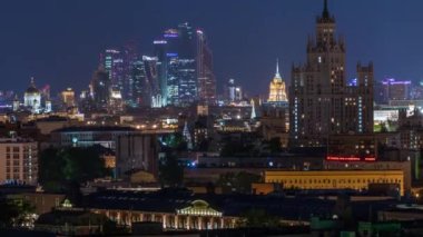 Stalin gökdelenleri gece zaman çizelgesi, Moskova Uluslararası İş Merkezi kuleleri ve Moskova 'nın panoramik manzarası. Gece şehir aydınlatmalı çatı manzarası