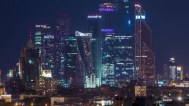 Stalin gökdelenleri gece zaman çizelgesi, Moskova Uluslararası İş Merkezi kuleleri ve Moskova 'nın panoramik manzarası. Gece aydınlatmalı çatı manzarası