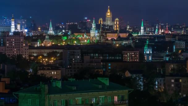 モスクワのタイムラプスのパノラマの空中ビュー クレムリンの塔 国家雑貨店 スターリン超高層ビル 夜の住宅ビル 屋上からライトアップされた街 — ストック動画
