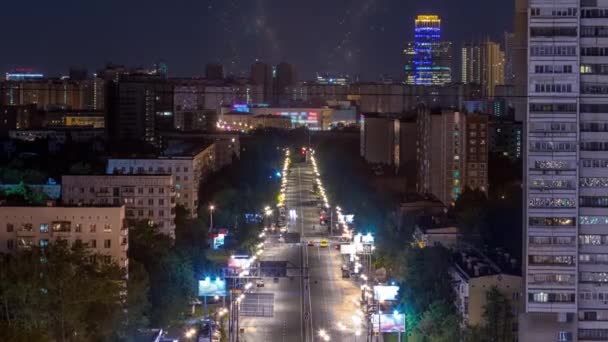 住宅や街路灯 屋上からの空中都市のトップビューとモスクワのタイムラプスの中心部にある夜の交通運動 チュコフ元帥 — ストック動画