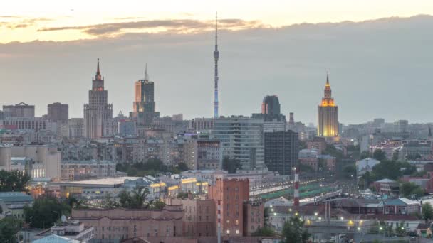 奥斯坦基诺电视塔和钟楼位于火车站附近 从天而降的过渡时间从上到下 俄罗斯莫斯科夏季空中俯瞰的住宅建筑和屋顶 — 图库视频影像