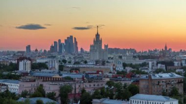 Gökdelenler geceden geceye geçiş zamanları çatıdan, Kremlin kulelerinden ve kiliselerinden, Moskova, Rusya 'da akşam havası panoramalarında Stalin evleri. Günbatımı turuncu gökyüzü