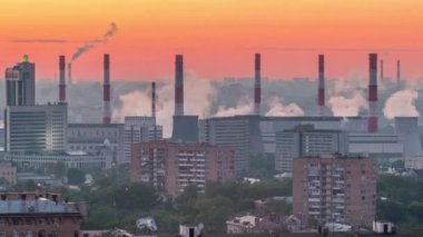 Leninskiy Bulvarı 'ndaki çatıdan hava görüntüsü. Şehir manzarası zaman çizelgesinden, konut binalarından, park alanlarından, uzaktaki sigara borularından, ufuk çizgisinden, gün doğumundan önceki sabah sisinden, Moskova, Rusya.
