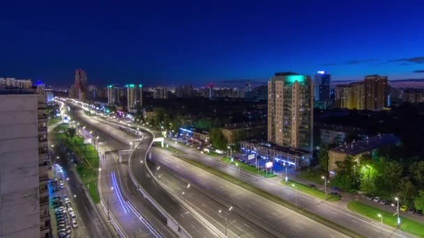 陸橋や住宅のある道路 大通りの交通元帥Zhukov屋上から夜にモスクワのタイムラプス空中トップビュー — ストック動画