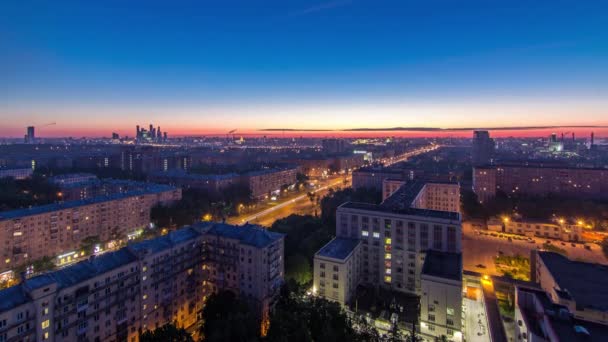 列宁斯基大街上的住宅建筑 斯大林摩天大楼和城市全景 日出前 俄罗斯莫斯科的夜以继日的过渡时间过去了 路上的交通 天台鸟瞰 — 图库视频影像