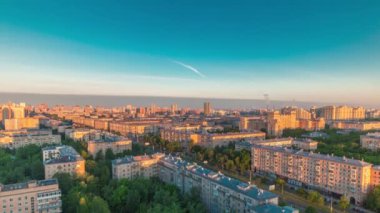 Moskova 'da şafak vakti sarı güneş altında. Taş ormanında hayat. Sabahın erken saatlerinde. Gölgeler evlere taşınıyor. Leninskiy Bulvarı 'nın çatısından Megalopolis hava panoramik manzarası.