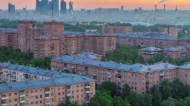 En iyi şehir manzarası zaman çizelgesi, konut binaları, park alanı, Moskova City gökdelenleri, uzaklık, ufuk, sabah sisi ve gündoğumu, Moskova, Rusya. Leninskiy Bulvarı 'nın çatısından hava manzarası