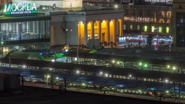 在俄罗斯莫斯科的Komsomolskaya广场 三个火车站的夜幕降临在深夜的山顶上 从天台俯瞰空中风景 轨道上的火车 — 图库视频影像