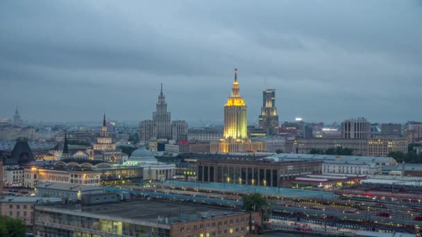 在俄罗斯莫斯科的Komsomolskaya广场 三座火车站的夜景从早到晚都在变化 轨道上的火车 斯大林的摩天大楼背景 天台鸟瞰 — 图库视频影像