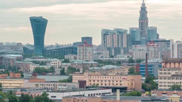 尖塔を持つモスクワの街並みや高層ビル 住宅の建物がタイムラプスします シェルピカ駅近くの屋上からの空中風景 曇った空 — ストック動画