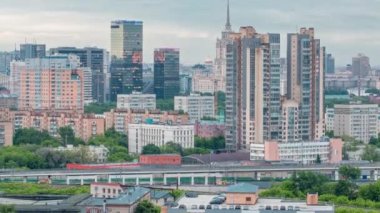 Moskova 'daki Dünya Ticaret Merkezi kuleleri ve Ukrayna Oteli zaman çizelgesi ile gökyüzü manzarası. Bulutlu bir gökyüzü ve yoldaki trafik. WTC Moskova Rusya 'nın en büyük iş merkezidir..