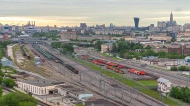 Moskova panorama zaman çizelgesi, üçüncü taşıma halkasının akşam hava görüntüsü ve Moscow halkalarının merkezi kısmı, trafik, çatıdan trenli demiryolu. Gün batımından önce bulutlu gökyüzü