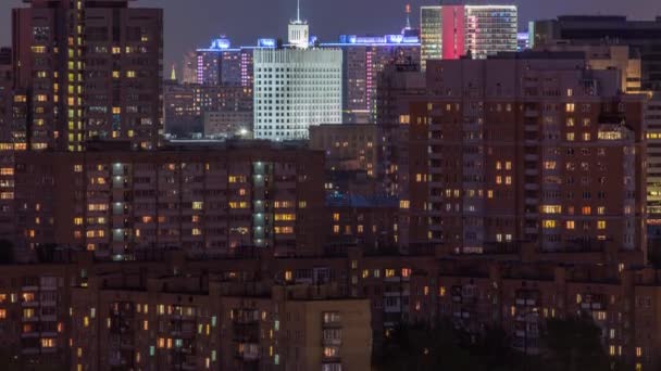 夜のホワイトハウス モスクワのロシア連邦の政府の建物上のタイムラプスからの眺め 屋上から空撮 窓周りのライトの住宅 — ストック動画