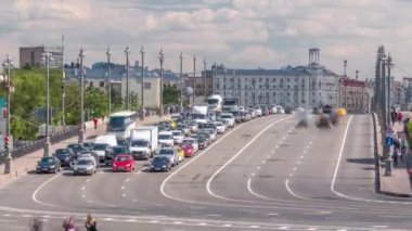 Big Stone Köprüsü 'nde araba trafiği. Bolşoy kamenniy köprüsü ve birçok şeridi var. Manzarayı kapat. Yaz gününde bulutlu bir gökyüzü