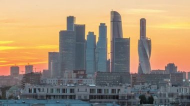 Moskova Uluslararası İş Merkezi ve Moskova kentsel silueti gün batımından geceye geçiş zamanı. Çatıdan hava görüntüsü. Kapatın. Arkasında renkli turuncu gökyüzü
