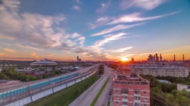 Sunset Timelapse 'daki Üçüncü Halka Yolu trafiği çatıdan hava görüntüsü. Arka planda gökdelenler ve stadyum var. Şehir merkezindeki Garden Ring ile Halka Yolu arasında yer alan Moscows çevre yolu.