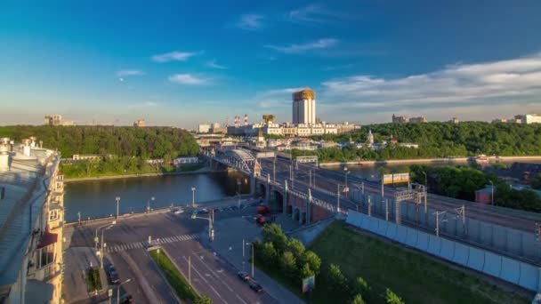 이브닝 파노라마는 일몰시에 러시아 아카데미와 모스크바 안드레 다리를 바라본다 옥상에서 — 비디오
