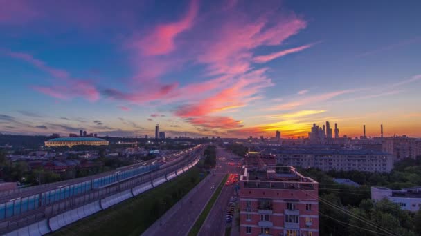 屋上からの日没日から夜への移行時間経過空中ビュー後の第三環状道路交通 高層ビルやスタジアムを背景に モスクワは庭園リングとモスクワリングの間に位置しています — ストック動画