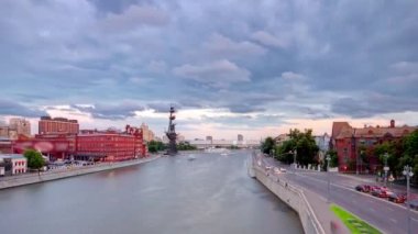 Patriarch Köprüsü 'nden Moskova' nın nehir panoramasına gündüz gece hava geçiş zamanına bakın. Rıhtım kenarındaki yolda trafik vardı.