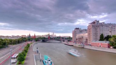 Patriksel Köprü Patriarshy Köprüsü 'nden Moskova Kremlin' e ve Büyük Taş 'a ya da Bolşoy Kamenny Köprüsü' ne olan hava görüntüsü.