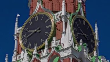 Moskova Kremlin, Kızıl Meydan 'da. Spasskaya Kurtarıcıları saat kulesinin üzerindeki kırmızı yakut yıldızı tarafından dekore edilmiş hızlandırılmış sürat kulesi. Manzarayı kapat. Mavi gökyüzü arka planı. UNESCO Dünya Mirası Alanı.
