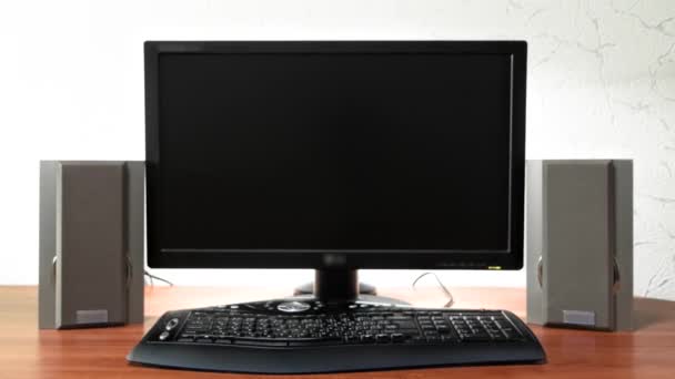 配备计算机 音频扬声器和键盘定时器的数字作业工作台 向前移动到黑屏监视器 — 图库视频影像