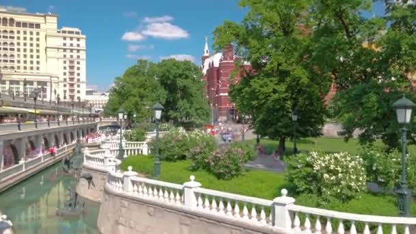 Utsikt Över Alexanders Trädgård Sommaren Timelapse Vattenkanal Med Fontän Populärt — Stockvideo