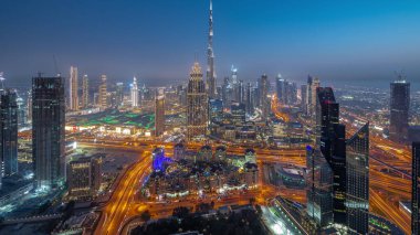 Dubai şehir merkezindeki en yüksek kulelerin havadan panoramik görüntüsü ve sabahtan akşama geçiş. Finansal bölge ve şehir merkezindeki iş alanı. Gökdelen ve yüksek binalar